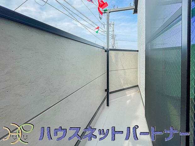 南バルコニーから差し込む陽光・通風は、住環境・快適性と共に有り続ける貴重な「財産」です。この新築戸建に住まう事で手に入れるものは、きっと日常にとっても貴重な存在となるはずです。