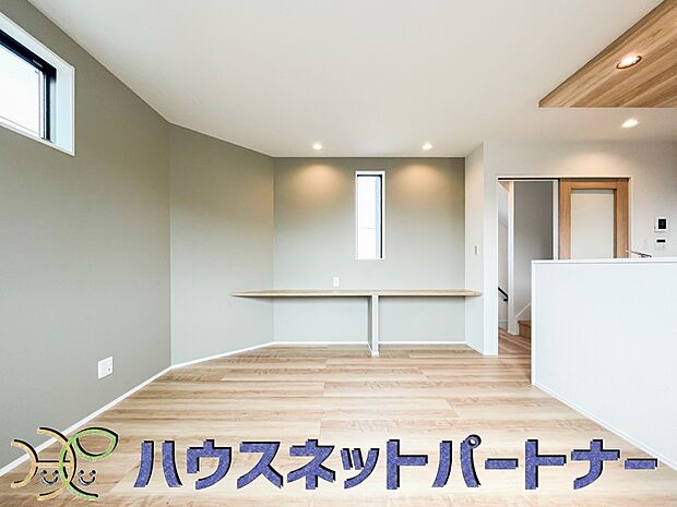 リビングにカウンターを設置する事で機能性と居住性をプラスしました。料理をしながらお子様の宿題を見守ったり料理を運んでもらったり、お手伝いにも繋がりやすいですね