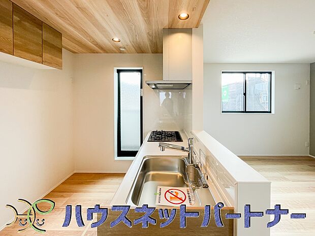 忙しい朝でも家族揃って食事をして頂ける、ゆとりある大きさのダイニングスペース。奥様の手料理をカウンター越しに受けとって頂き、テーブルで囲む素敵な時間を存分にお愉しみ下さい。