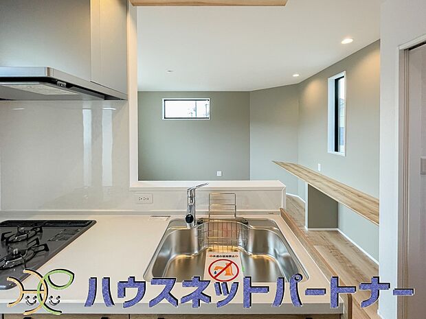 人工大理石のワークトップやシンクは、水を流しただけできれいになったように見えます。白いキッチンは明るく清潔感があり、とっても素敵です。