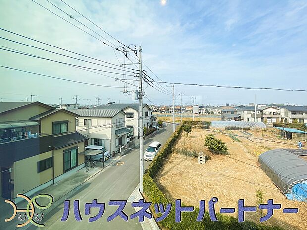 3階から窓を開ければ清清しい景色が望めます。