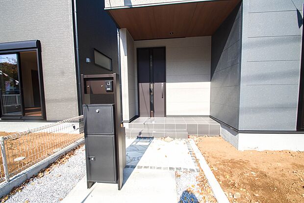 玄関の扉を開けるとそこは家族の待つお家。笑い声が聞こえてきそう。