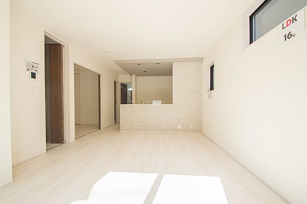 通風・採光に優れ、心地よい光と風が溢れています。 贅沢で豊かな居住性と、プライドを満たすクオリティが見事に調和した住空間。新築ならではの快適なひとときをご体感頂ける筈です。