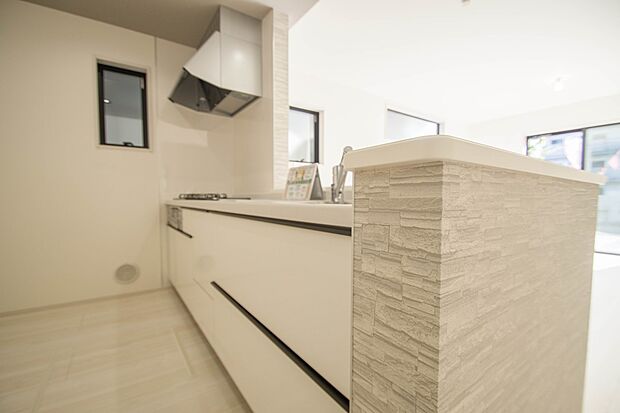 家族の様子を見ながらキッチンでお料理。一日の出来事を会話しながらの家事は嬉しいコミュニケーション。