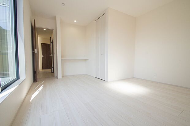 バルコニーに直接出入りできるお部屋です。ちょっと外の空気を吸いたい時や、ベランダでミニガーデニングなども楽しめそうです。