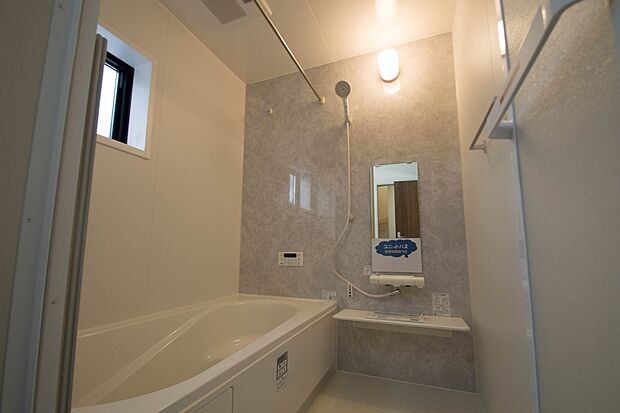 心地よいバスタイムを演出する浴室はゆとりあるサイズを採用。保温機能付き、汚れをはじく有機ガラス系の新素材を採用した浴室。美しく機能的な設備を採用。