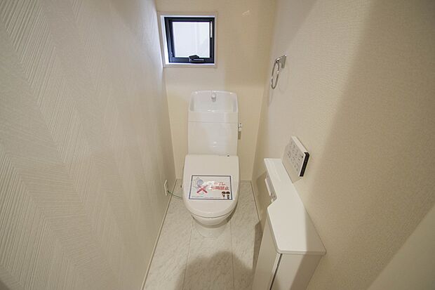 快適な生活を送るための必須アイテムとなった洗浄機能付トイレ。おしり洗浄、ビデ洗浄、暖房便座の3つの機能を標準装備しています。