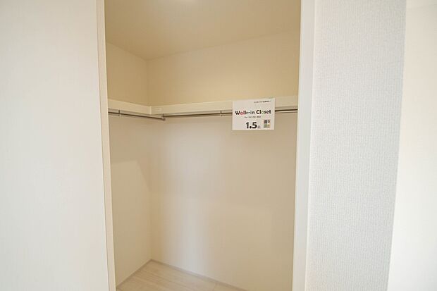 たくさんの洋服をかけてもシワになりにくいウォークインクローゼット。洋服以外にも、普段使わない家電やスーツケース、ストック品など何でも片付く嬉しい空間です。