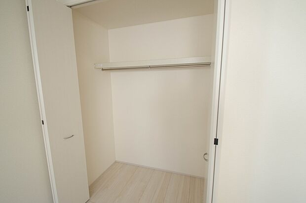 壁面クローゼットのメリットは、衣類が横一列に並ぶためひと目で洋服が選びやすいこと。衣類をたくさんお持ちの方も、限られたスペース内に無理なく収納することができます。