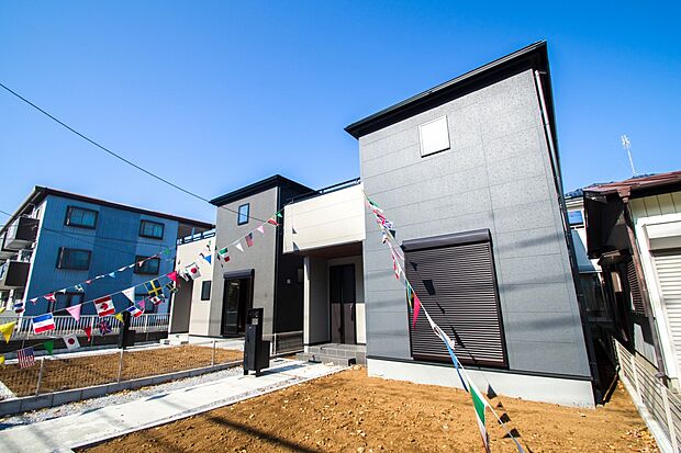 街に溶け合う美しい景観と、採光や風通しを考えて設計された間取り。近隣の視線を考え調整した窓位置など、外観だけでなく、住まうご家族の心地よさを最優先しました。