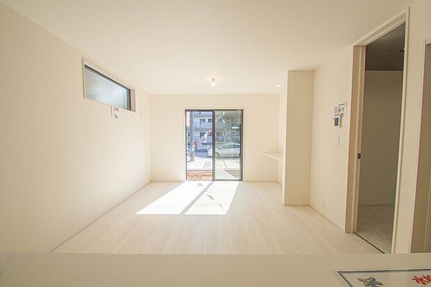 リビングは、食事スペースと寛げる場所設けてもまだ余裕の広さ。明るい光が照らしてくれます。