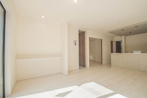 忙しい朝でも家族揃って食事をして頂ける、ゆとりある大きさのダイニングスペース。奥様の手料理をカウンター越しに受けとって頂き、テーブルで囲む素敵な時間を存分にお愉しみ下さい。