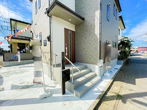 上質感漂う玄関へのアプローチ。居住者の帰り、訪れる方を優しく迎える・安らぎに満ちた生活空間を予感させる。健やかな暮らしを楽しめそう。