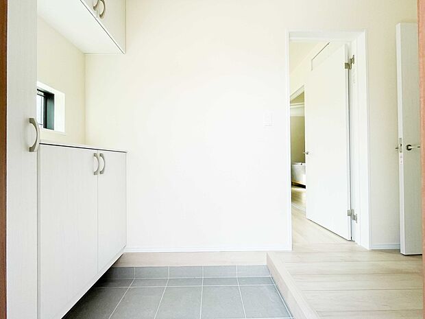 玄関扉を開くとゆったりとした空間。この感動を現地で是非体感してみて下さい。