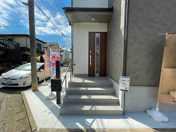 玄関の扉を開けるとそこは家族の待つお家。笑い声が聞こえてきそう。