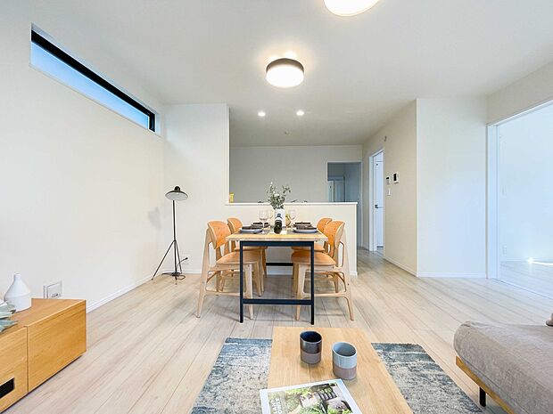 通風・採光に優れ、心地よい光と風が溢れています。 贅沢で豊かな居住性と、プライドを満たすクオリティが見事に調和した住空間。新築ならではの快適なひとときをご体感頂ける筈です。