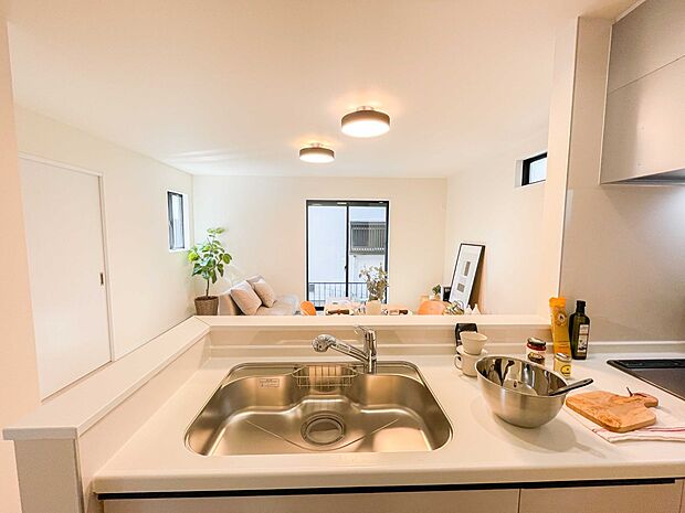 家族の様子を見ながらキッチンでお料理。一日の出来事を会話しながらの家事は嬉しいコミュニケーション。