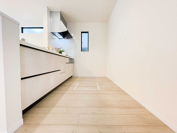 カウンターキッチンは広くて収納力もあるので、快適に料理をすることができます。食器や炊事用具を手の届くところに配置しやすいため調理もスピーディーです。