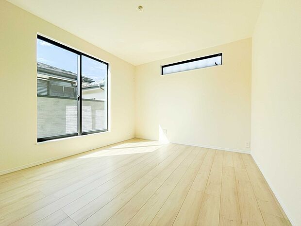 バルコニーに直接出入りできるお部屋です。ちょっと外の空気を吸いたい時や、ベランダでミニガーデニングなども楽しめそうです。