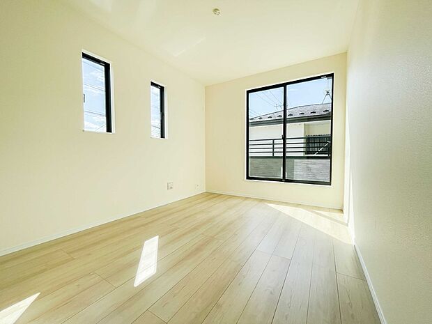 ベッドを置いて主寝室をイメージ。それでも広々してますね。