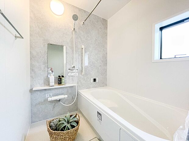 心地よいバスタイムを演出する浴室はゆとりあるサイズを採用。保温機能付き、汚れをはじく有機ガラス系の新素材を採用した浴室。美しく機能的な設備を採用。