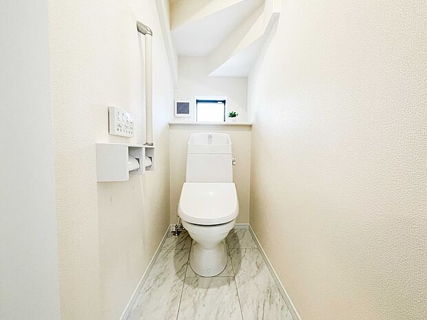 小窓を設置する事により明るく、通気性の良いトイレとなっております。中はゆとりのある大きさを確保しておりますので、ゆったりとお使い頂けます。 