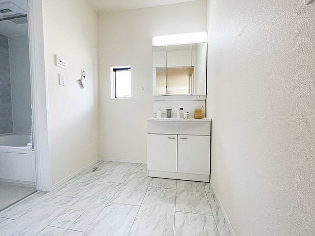 家の中でも特にプライベートスペースとなる洗面所は、洗濯場所と浴室を同じ空間でまとめております。小窓を設置しておりますので、熱気などが籠りやすい空間でちょっとした空気の入れ替えを。