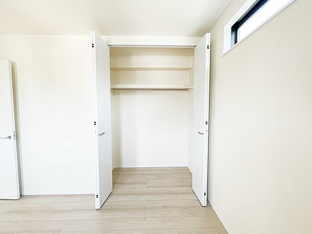 壁面クローゼットのメリットは、衣類が横一列に並ぶためひと目で洋服が選びやすいこと。衣類をたくさんお持ちの方も、限られたスペース内に無理なく収納することができます。