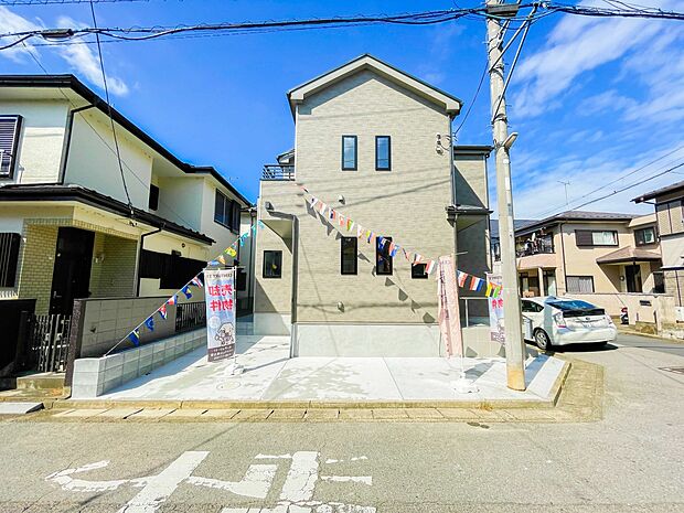 街に溶け合う美しい景観と、採光や風通しを考えて設計された間取り。近隣の視線を考え調整した窓位置など、外観だけでなく、住まうご家族の心地よさを最優先しました。