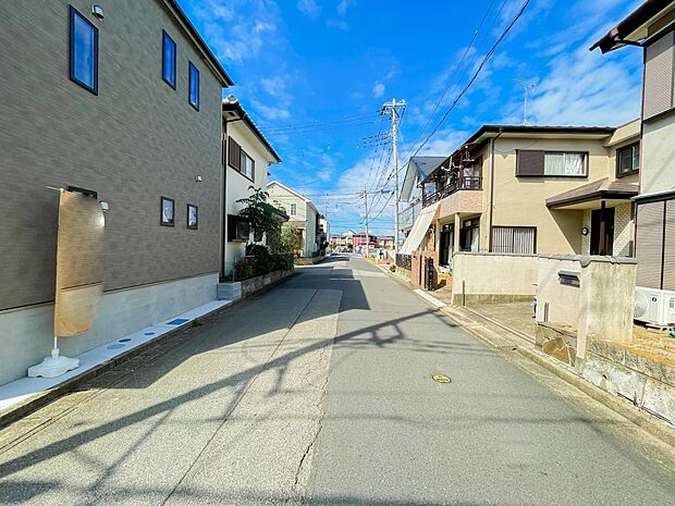 前面道路でお車を駐車するのも楽々。