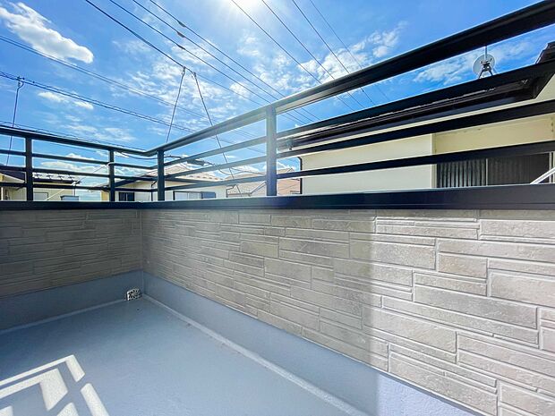 青い空が近くに感じるバルコニーは、爽やかな風をお部屋へ運んでくれます。