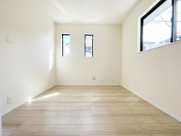 独立性を高めたお部屋。たっぷりの収納も配備しており、片付いた空間を現実出来そう。陽光も降り注ぐ明るく開放的な空間が魅力的。