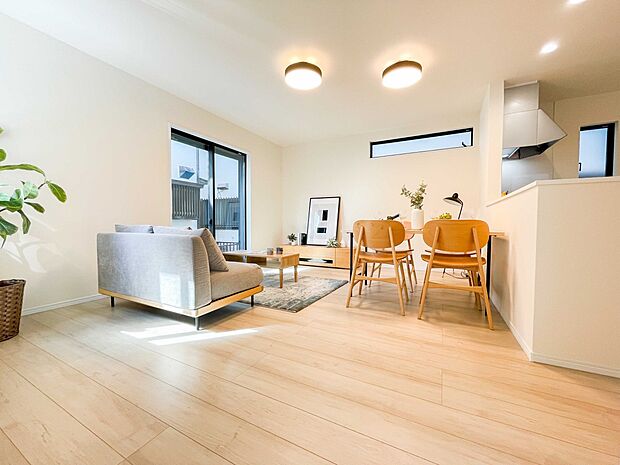 明るく開放的なダイニング。家族とのコミュニケーションが取りやすく、みんなの笑顔が溢れます