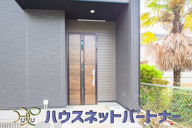 広々な玄関は、ご家族やお友達を迎え入れてくれるスタイリッシュな造りです。