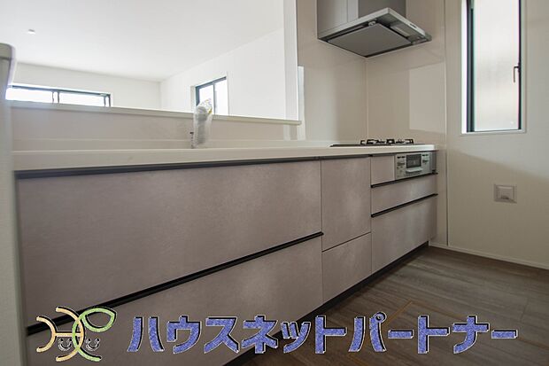 キッチン吊戸棚を無くす事によって、コミュニケーションを重視した設計に致しました。区画によって変わる一体感を、実際にご覧になって頂けましたらと思います。 