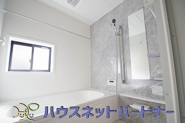 清潔を基調とした浴室は家族と一緒にお風呂に入れる広さです。楽しく癒しの一時を・・。