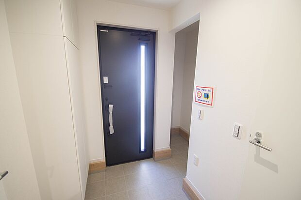 玄関扉を開くとゆったりとした空間。この感動を現地で是非体感してみて下さい。