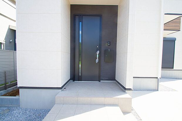 玄関の扉を開けるとそこは家族の待つお家。笑い声が聞こえてきそう。