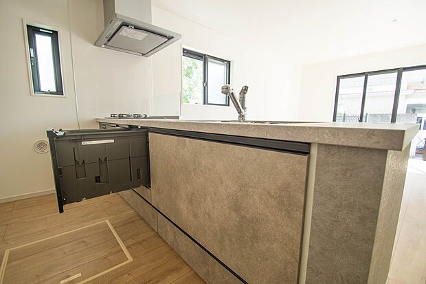 家族の様子を見ながらキッチンでお料理。一日の出来事を会話しながらの家事は嬉しいコミュニケーション。