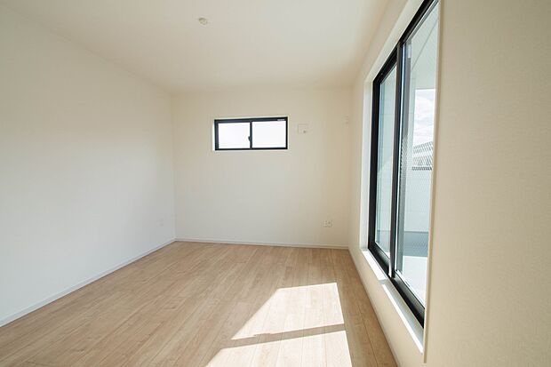 バルコニーに直接出入りできるお部屋です。ちょっと外の空気を吸いたい時や、ベランダでミニガーデニングなども楽しめそうです。