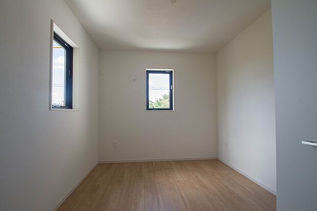 明るい窓のあるお部屋は子供部屋にぴったり。可愛い家具で素敵なお部屋に。