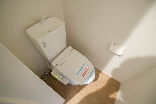 快適な生活を送るための必須アイテムとなった洗浄機能付トイレ。おしり洗浄、ビデ洗浄、暖房便座の3つの機能を標準装備しています。