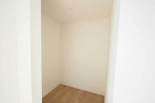 たくさんの洋服をかけてもシワになりにくいウォークインクローゼット。洋服以外にも、普段使わない家電やスーツケース、ストック品など何でも片付く嬉しい空間です。