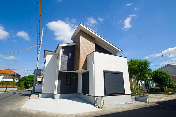 街に溶け合う美しい景観と、採光や風通しを考えて設計された間取り。近隣の視線を考え調整した窓位置など、外観だけでなく、住まうご家族の心地よさを最優先しました。