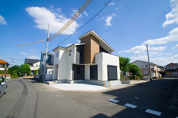 前面道路の日当たりの良い明るいお家。
