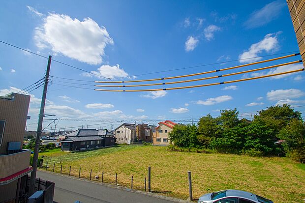 朝の澄んだ空気や、夕方に吹く清々しい風を五感で感じられるバルコニー。住まいの中で屋外にあって、本当の自然を感じられるスペースです。