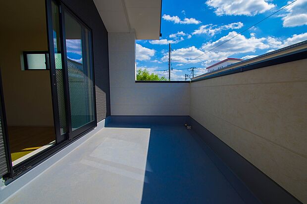 陽当り良好な広々したバルコニー。お布団も沢山干せます。