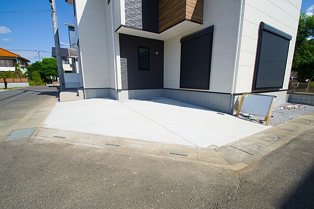 通勤や家族の送迎など、毎日の生活にマイカーが欠かせない方にとって駐車場は大事な条件。敷地内にカースペースがあれば、お出かけやお買い物の際の搬入出もらくらくです。