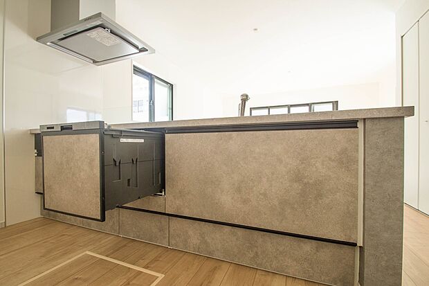 食洗機完備なので冬場の冷たい洗い物や忙しい主婦だからこそ食洗機をかけてる間に他の家事をこなすこともできちゃいますね。