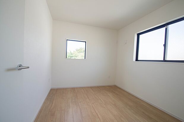 独立性を高めたお部屋。たっぷりの収納も配備しており、片付いた空間を現実出来そう。陽光も降り注ぐ明るく開放的な空間が魅力的。